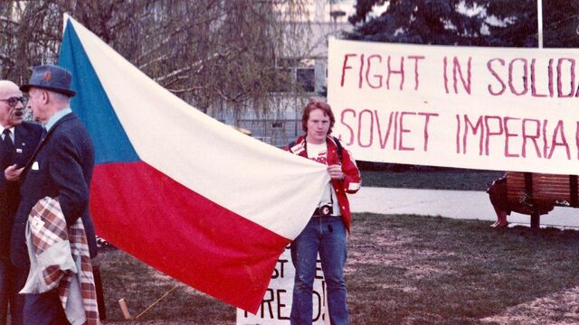 Československá vlajka na demonstraci v Kanadě v roce 1981 v době stanného práva v Polsku. Zdroj: archiv Jaroslava Čapka