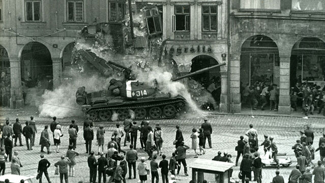 Jeden ze symbolů srpnové invaze. Tank naboural do podloubí domů na libereckém náměstí. Foto: Václav Toužimský