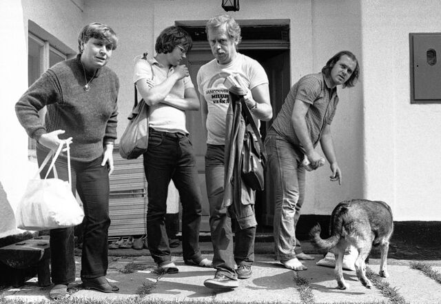 Na návštěvě u Václava Havla na Hrádečku zhruba roku 1983. Zleva: paní Adámková (matka Petra Pospíchaúa, Milan Ohnisko, Václav Havel, Petr Pospíchal. Zdroj: archiv pamětníka