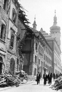 Bělská ulice v centru Mladé Boleslavi po náletu 9. května 1945