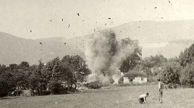 Odstřel kaple v Milově v roce 1954.