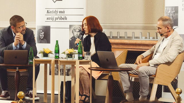 Živé natáčení podcastu Dobrovský & Šídlo na Ministerstvu zahraničních věcí ČR v Černínském paláci. Na pódiu jsme přivítali Danu Huňátovou, tehdejší ředitelku sekretariátu ministra zahraničí Jiřího Dienstbiera. Foto: Tomáš Zobal