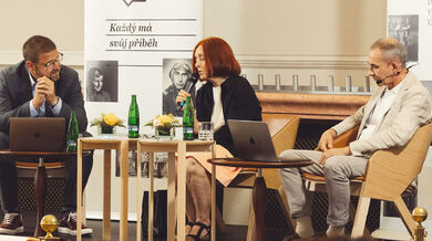 Živé natáčení podcastu Dobrovský & Šídlo na Ministerstvu zahraničních věcí ČR v Černínském paláci. Na pódiu jsme přivítali Danu Huňátovou, tehdejší ředitelku sekretariátu ministra zahraničí Jiřího Dienstbiera. Foto: Tomáš Zobal