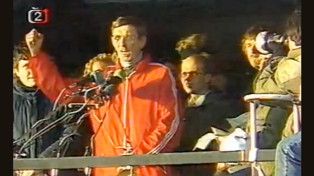 „Kdo to propánajána je, ten chlap v oranžové teplákovce?“ Na Letné mluvil hned po Havlovi 