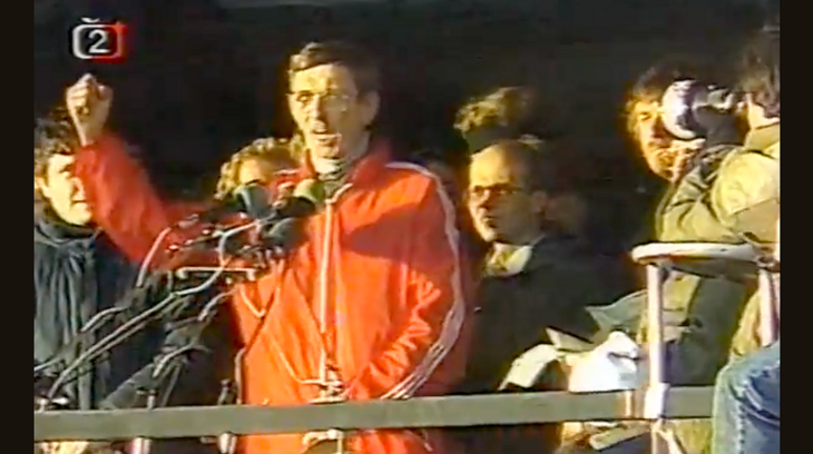 „Kdo to propánajána je, ten chlap v oranžové teplákovce?“ Na Letné mluvil hned po Havlovi 