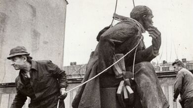 Demontáž sochy před divadlem Pardubice, 1990, foto: archiv Pavla Šmída.