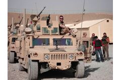 Obrněné vozidlo Hummer. Napravo od vozidla afghánští tlumočníci, Afghánistán, 2008/2009<br /> <br /> 