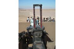 Děti sbírající nábojnice kolem základny Shank, Afghánistán, 2008/2009<br /> 