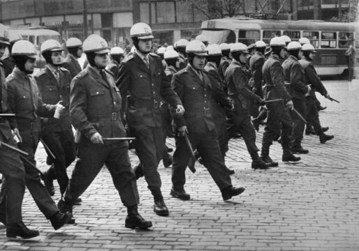 Veřejná bezpečnost rozhání demostraci v centru Prahy 21. srpna 1969, zdroj: Jiří Všetečka