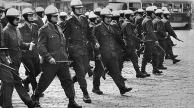 Veřejná bezpečnost rozhání demostraci v centru Prahy 21. srpna 1969, zdroj: Jiří Všetečka