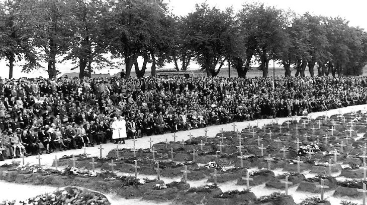 Národního pohřbu se 16. září 1945 účastnili bývalí vězni, pozůstalí, představitelé politického a veřejného života poválečného Československa. Foto: Karel Šanda