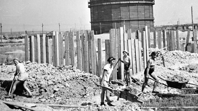 ​​Mladé ženy pracují na stavbě na Ostravsku (1951). Zdroj: archiv Miroslavy Pěčkové a společnosti Liberty Ostrava