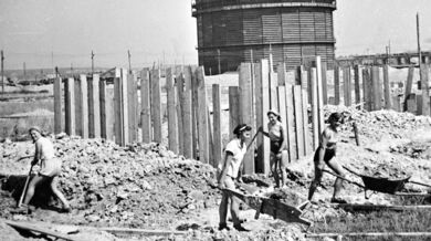​​Mladé ženy pracují na stavbě na Ostravsku (1951). Zdroj: archiv Miroslavy Pěčkové a společnosti Liberty Ostrava