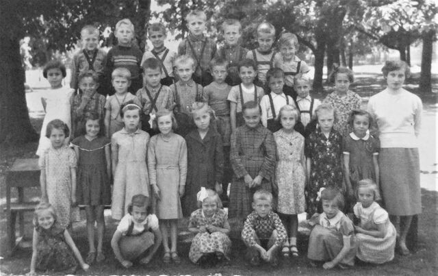 Justina Koutníková se později sama stala učitelkou. Na snímku je se svými prvními žáky roku 1957 v Ivanově Sele. Zdroj: archiv pamětnice