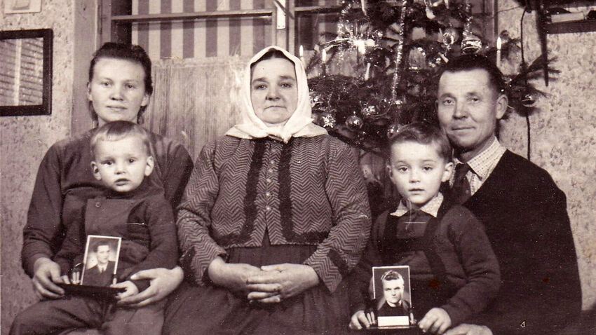 Vánoce roku 1959 – Petr a František Záleských v kruhu rodiném alespoň na fotografiích, kterou poslala manželka Julie Petrovi do vězení. Zdroj: Paměť národa