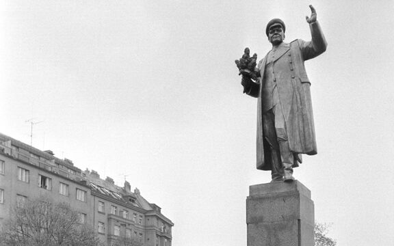 Pomník maršála Koněva při odhalení 9. května 1980 na náměstí Interbrigády v Praze 6.