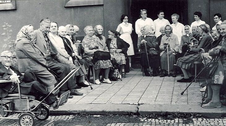 Řeholní sestry s obyvateli domova důchodců v pražské Šolínově ulici. Zdroj: archiv Zdislavy Františky Noskové / Paměť národa.