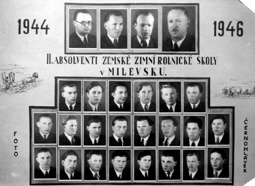 Václav Jakeš čtvrtý ve druhé řadě na tablu absolventů Zemské zimní rolnické školy v Milevsku 1944-1946. Foto Paměť národa/archív Václava Jakeše