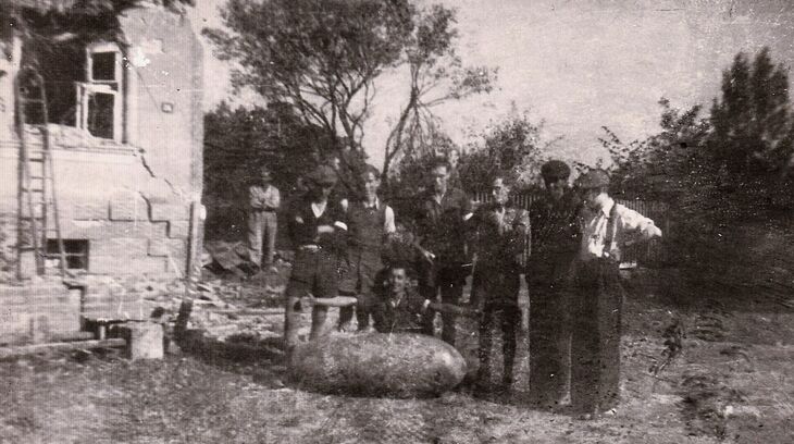 Tááákle velkou bombu jsme chytli! Jaroslav Ermis nad nevybuchlou leteckou pumou při odklízení trosek v Ostravě-Zábřehu, srpen 1944. Zdroj: archiv pamětníka