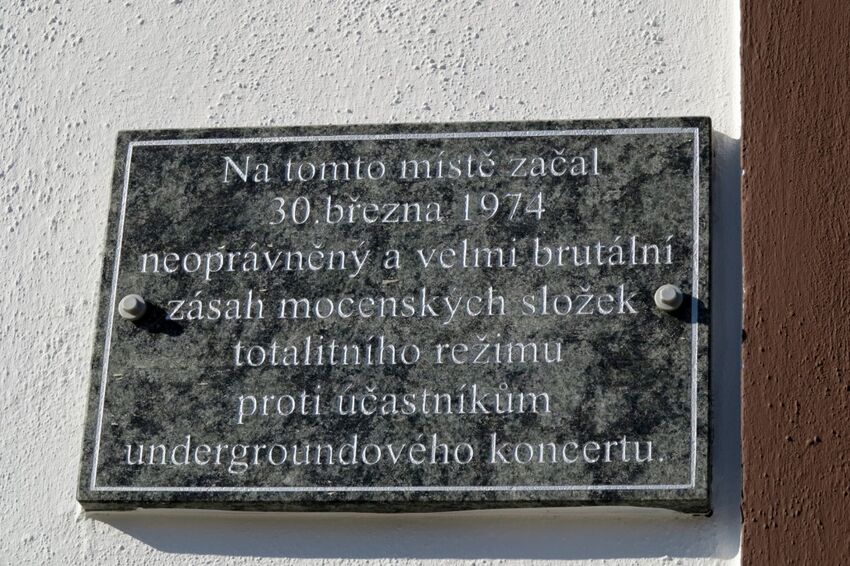 Žulová pamětní deska upomínající zásah policejních složek proti účastníkům koncertu rockových skupin v březnu 1974 byla odhalena 3. dubna 2010. Nahradila provizorní pamětní list, který zde byl z iniciativy Františka Stárka instalován o rok dříve, kdy se u příležitosti 35. výročí konání koncertu sešli jeho protagonisté a další příznivci rockové hudby. Foto: Paměť národa