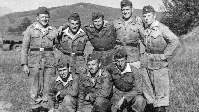 Josef Prejda (zcela vpravo) během základní vojenské služby na Slovensku v roce 1956. Zdroj: archiv pamětníka.