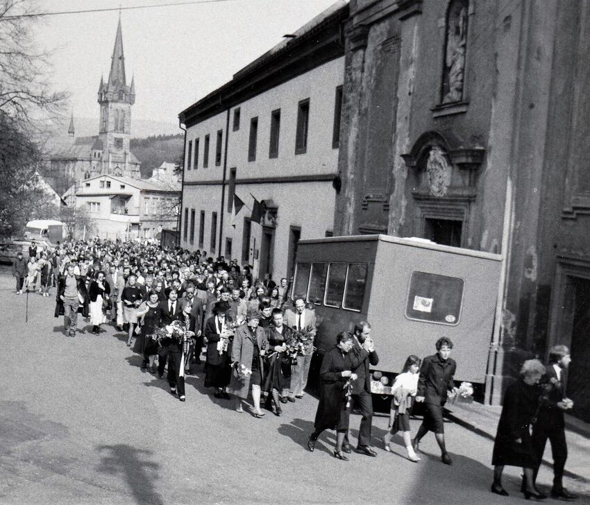 Pohřeb Pavla Wonky v květnu 1988 ve Vrchlabí. Zdroj: archiv pamětníka