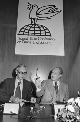 Max van der Stoel s Willy Brandtem. Zdroj: Hans Peters / Anefo