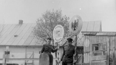 Jiří Bláha (vlevo) u hraničního přechodu se SRN, září 1970. Zdroj: archiv pamětníka