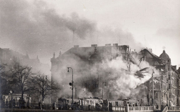 Dům zasažený bombou na Rašínově nábřeží, dnes na jeho místě stojí Tančící dům. Foto: Miloslav Tlapák 