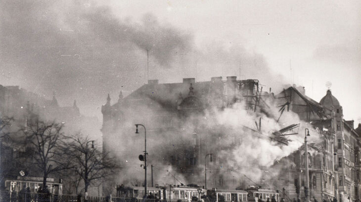 Dům zasažený bombou na Rašínově nábřeží, dnes na jeho místě stojí Tančící dům. Foto: Miloslav Tlapák 