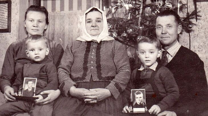 Vánoce v rodině politických vězňů. Na snímku je rodina Petra Záleského z Mutěnic, který byl o Vánocích roku 1959 vězněn i se svým bratrem Františkem za to, že vzdorovali kolektivizaci a šířili protikomunistické poselství. Pamětník Petr Záleský stejně jako jeho bratr jsou na snímku přítomni pouze na fotograficíh, které drží v ruce synové pamětníka. Zdroj: archiv Petra Záleského