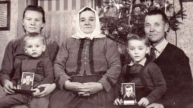 Vánoce v rodině politických vězňů. Na snímku je rodina Petra Záleského z Mutěnic, který byl o Vánocích roku 1959 vězněn i se svým bratrem Františkem za to, že vzdorovali kolektivizaci a šířili protikomunistické poselství. Pamětník Petr Záleský stejně jako jeho bratr jsou na snímku přítomni pouze na fotograficíh, které drží v ruce synové pamětníka. Zdroj: archiv Petra Záleského