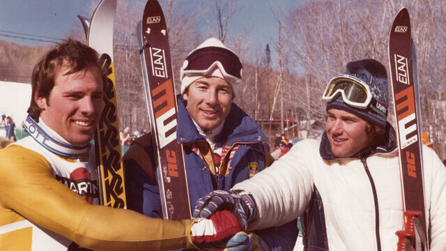 V březnu 1980 stál v kanadském Mont Sainte-Anne na stupních vítězů vedle legendárního Ingemara Stenmarka (uprostřed). V obřím slalomu tehdy skončil třetí, druhý dojel Phil Mahr druhý (vlevo).