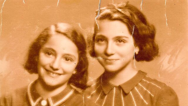 Kamila (vpravo) a Ruth Frischmannovy, asi 1939–1940. Zdroj: archiv Kamily Sieglové