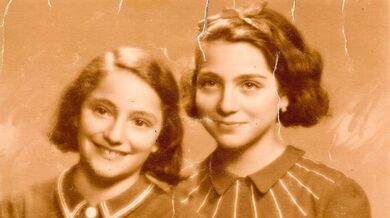 Kamila (vpravo) a Ruth Frischmannovy, asi 1939–1940. Zdroj: archiv Kamily Sieglové