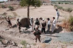 Druhý zleva v neprůstřelné vestě je jeden z českých expertů pomáhajících při obnově provincie Logar, Afghánistán, 2008/2009<br /> 