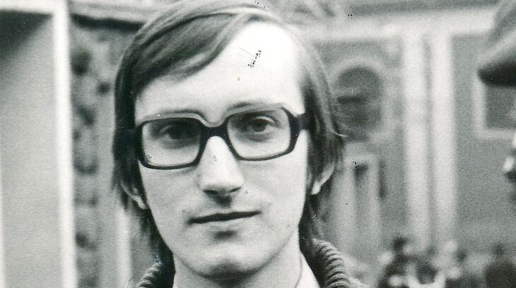 Jáchym Jaroslav Šimek jako kaplan (pomocný kněz) ve svém prvním působišti Křížové u Havlíčkova Brodu. Zdroj: archiv pamětníka