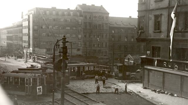 Barikáda nad železničním tunelem na Vinohradské třídě. Foto: archiv Českého rozhlasu