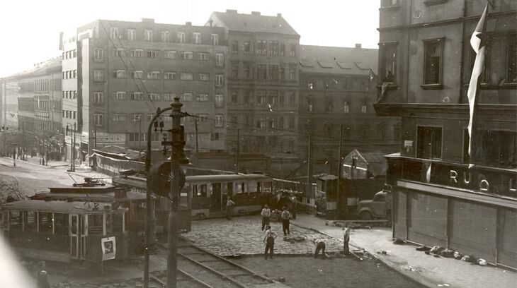 Barikáda nad železničním tunelem na Vinohradské třídě. Foto: archiv Českého rozhlasu