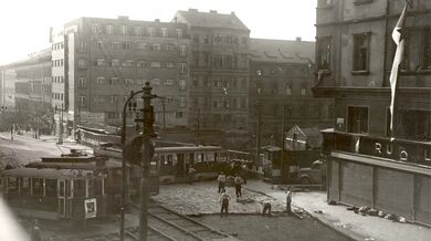 Barikáda nad železničním tunelem na Vinohradské třídě. Foto: archiv Českého rozhlasu