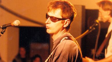 Petr Škabrada na pódiu, 90. léta. Zdroj: archiv pamětníka