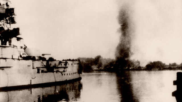 Německá bitevní loď Schleswig-Holstein ostřeluje polské vojenské překladiště na poloostrově Westerplatte 5. září 1939, zdroj: Imperial War Museum