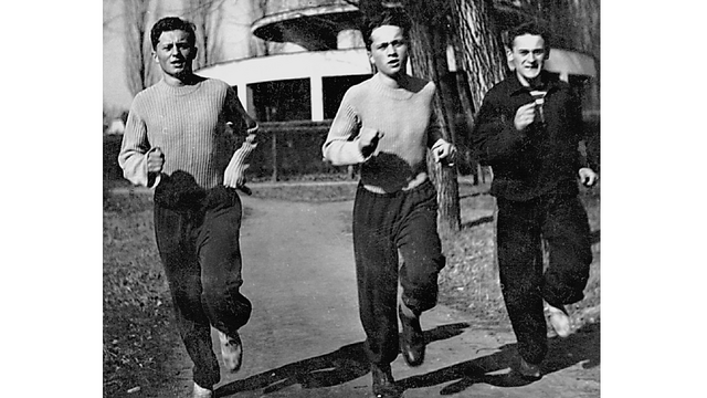 Ctirad Mašín, Josef Mašín a Milan Paumer při běhu v poděbradském parku kolem roku 1950. (Z publikace Z války do války, autoři Petr Blažek a Jaroslav Čvančara.) Zdroj: Paměť národa