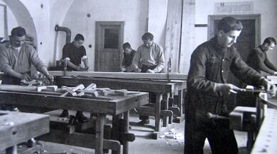 Dílna, v níž pracovali chovanci nápravně-výchovného ústavu v Zámrsku. Zdroj: archiv pamětníka Luďka Šáchy