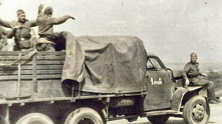 Sovětští vojáci přijíždějí do Terezína. Foto: Karel Šanda