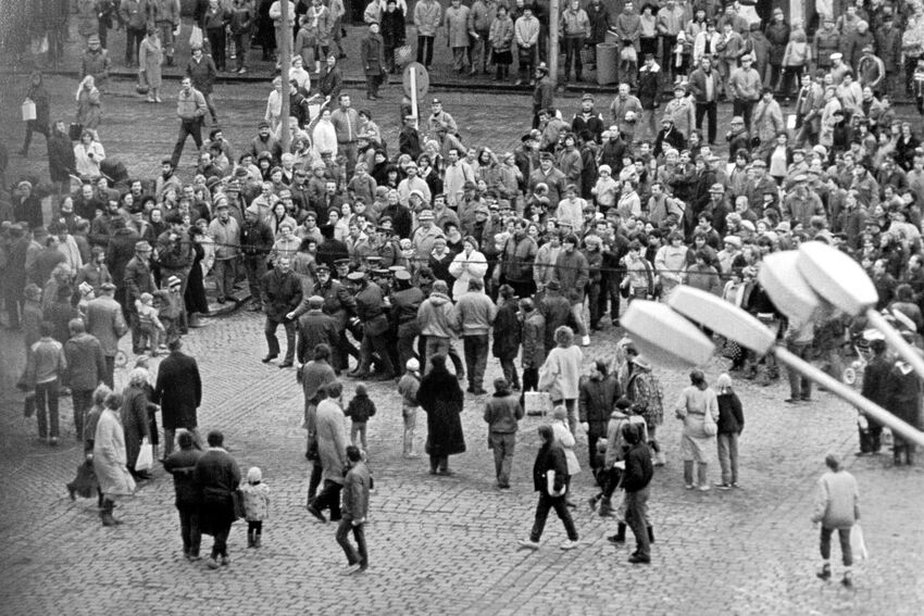 Pavel Záleský vláčen prislušníky SNB, Olomouc, 1988. Zdroj: archiv pamětníka