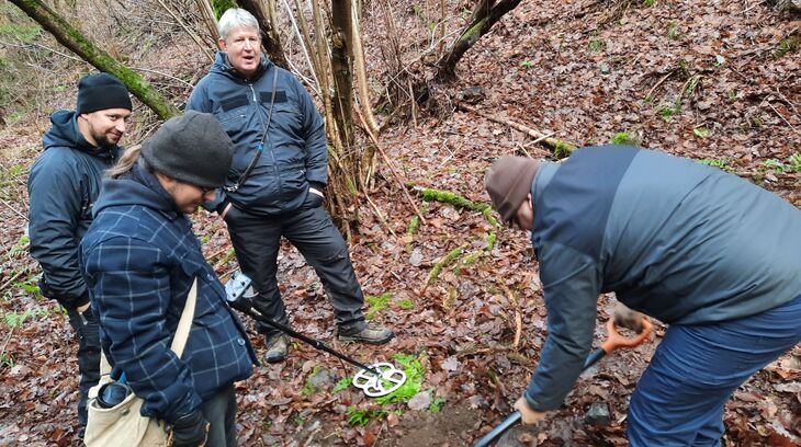 Archeolog Petr Netolický (vpravo) s kolegou a policejními psovody nacházejí munici. Foto: David Horák