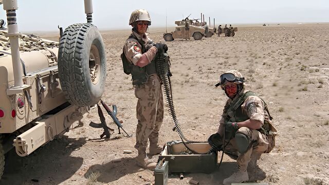 Příprava munice při výcviku na základně Shank, Afghánistán, 2008/2009
