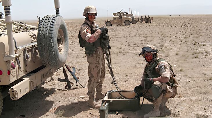 Příprava munice při výcviku na základně Shank, Afghánistán, 2008/2009
