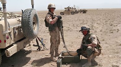 Příprava munice při výcviku na základně Shank, Afghánistán, 2008/2009
